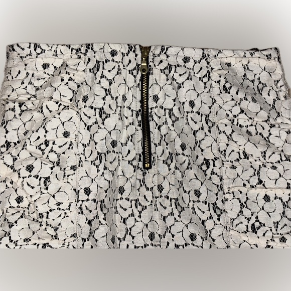 Heart & Soul Lace, Ruched Sides Skirt! (9/10)
Gold Zipper Closure on back! - Picture 14 of 15